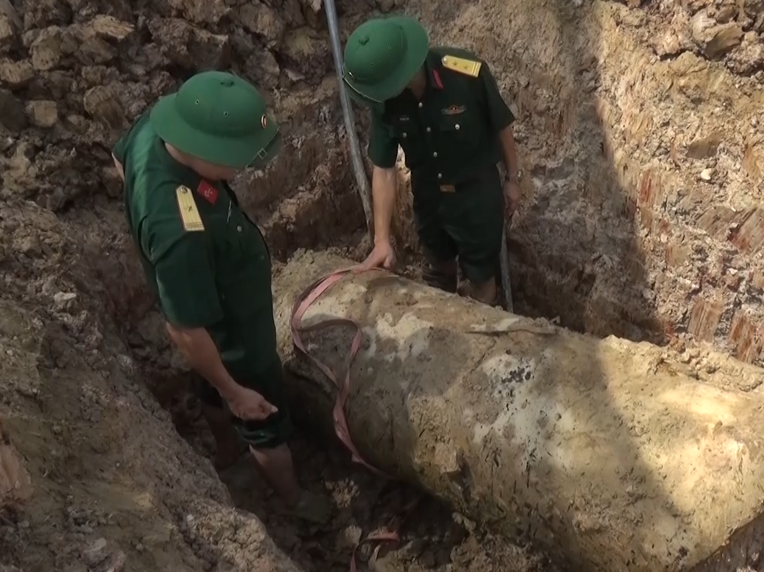 Thanh Hóa: Phá hủy thành công quả bom hơn 900kg
